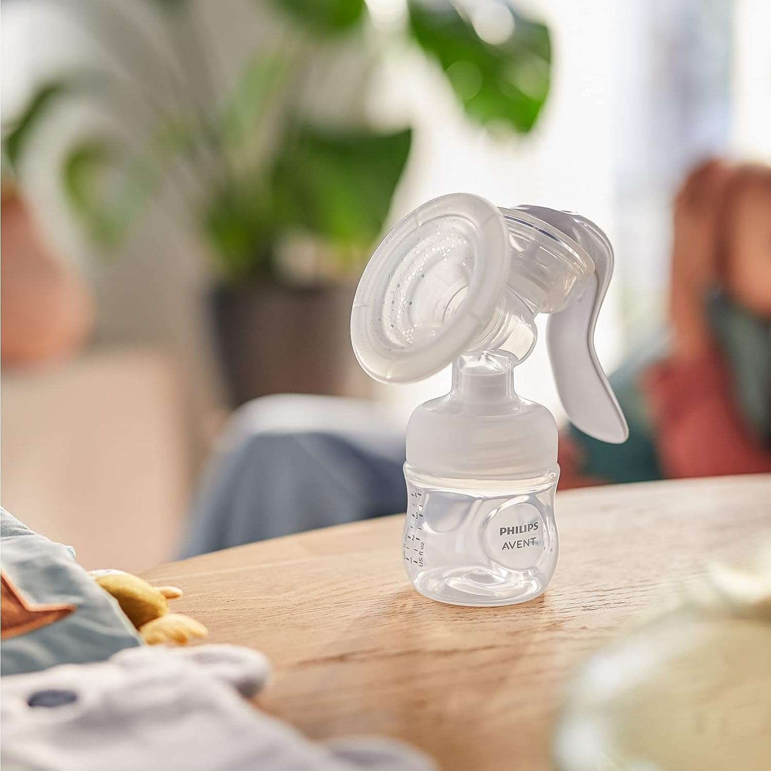 Philips Avent manual breast pump - easy pumping, with Natural Motion technology, BPA-free (model SCF430/01)