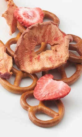 DM bio Children's snack Knabbermix spelled pretzel, apple & strawberry, from 3 years, 40 g - Baby Bliss
